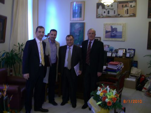 Ο κος Καρατζάνης και ο κος Αλεξάκης με τους εκπροσώπους της Κτηματολόγιο ΑΕ
