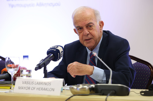 Ο Δήμαρχος Ηρακλείου Βασίλης Λαμπρινός στην υπογραφή της σύμβασης για τους Παράκτιους Μεσογειακούς Αγώνες του 2023: «Θα δείξουμε το καλύτερο πρόσωπο της Κρήτης»