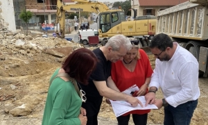 Αυτοψία στις εργασίες διάνοιξης της οδού Ευμαθίου στη συμβολή της με την οδό Παπαναστασίου πραγματοποίησε ο Δήμαρχος Ηρακλείου Αλέξης Καλοκαιρινός το πρωί της Τετάρτης 22/05.

 