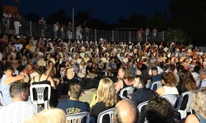 Πλήθος κόσμου στην εκδήλωση κατά της Βίας «’Ωραία που ‘ναι την αυγή» που διοργάνωσε ο Δήμος Ηρακλείου και το εργαστήρι Θεάτρου- Μουσικής του Π.Κ