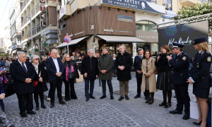  Τα πρωτοχρονιάτικα κάλαντα στη Λότζια - Ευχές και από το πρωτοχρονιάτικο έθιμο της «βαρέλας» της Τροχαίας στον «σταυρό» της πόλης (video)