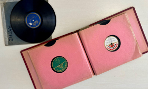 Προσβάσιμη στο κοινό της Βικελαίας Δημοτικής Βιβλιοθήκης η σπάνια συλλογή δίσκων βινυλίου 78 στροφών
Προσβάσιμη στο κοινό της Βικελαίας Δημοτικής Βιβλιοθήκης η σπάνια συλλογή δίσκων βινυλίου 78 στροφών